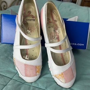 Skechers 9.5 Womens Shoes super cute with pattern